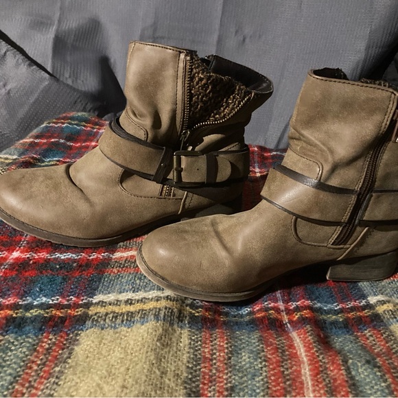 Cute brown-ish grey-ish boots - Picture 2 of 4